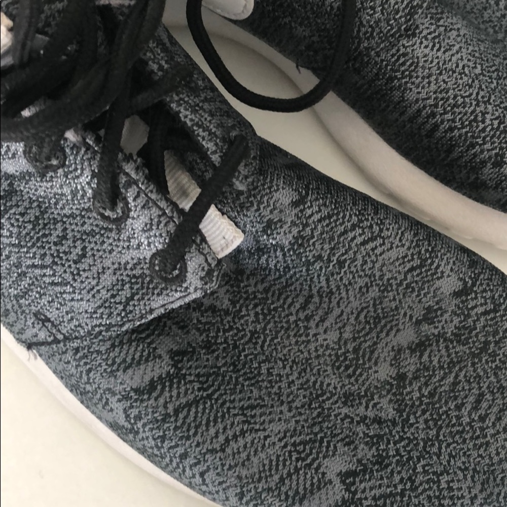 Nike Roche - Picture 2 of 3